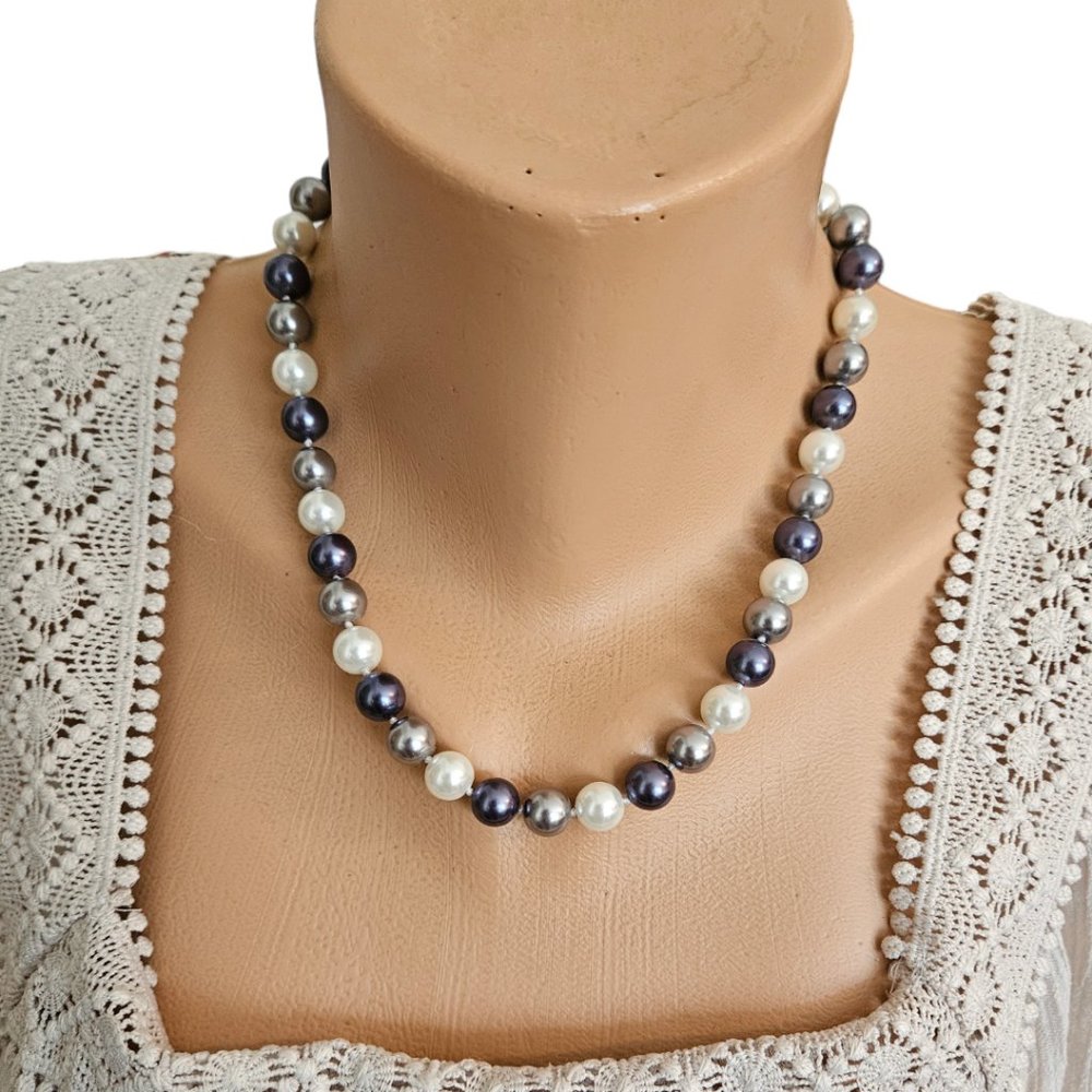 Knotted Shell Pearl Necklace - Picture 3 of 4